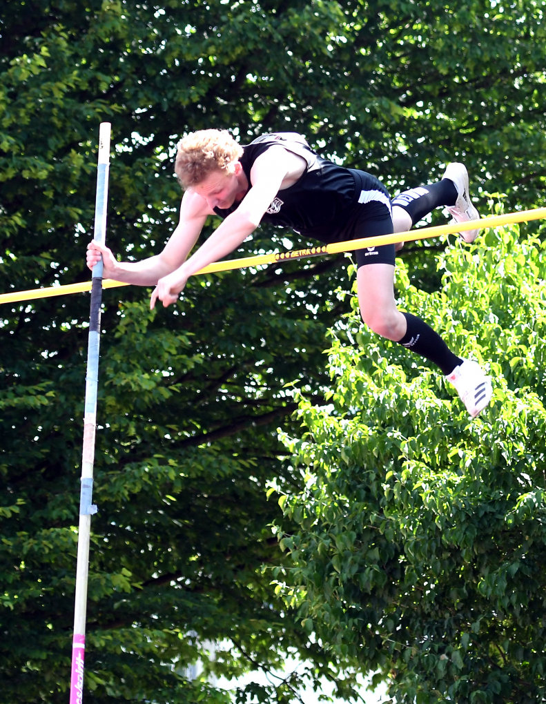 Tolle &Uuml;berraschung: Jonas Dorenkamp vom LAZ Soest wurde mit pers&ouml;nlicher Bestleistung von 4,00 Metern U20-Westfalenmeister im Stabhochsprung. Foto: Bottin|Gold &uuml;ber 100 Meter, Silber &uuml;ber 200 Meter: U18-Athletin Maja Bolinger vom LAZ Soest wurde bei den Westfalenmeisterschaften in Lage von einem starken Gegenwind gebremst. Foto: Bottin|Matthis Eckhoff (m. Jugend U18) vom LAZ Soest legte bei den Landesmeisterschaften in Lage die 100 Meter in 11,83 Sekunden und die 200 Meter in 23,94 Sekunden zur&uuml;ck. Foto: Bottin|Vier Medaillen, drei pers&ouml;nliche Bestleistungen: Auch ohne Titel &uuml;berzeugte Rafael Hesse (M14) vom LAZ Soest, u.a. mit ausgezeichneten 1,71 Meter im Hochsprung, bei den Westfalenmeisterschaften in Lage. Foto: Bottin|Die U16-Staffel des LAZ Soest, v.l.n.r. Marie Rustemeyer, Marlene Soer, Nia Ferige und Greta Karsten, mit Trainerin Annika Straub, holte als j&uuml;ngstes Team unter 21 Staffeln in 51,85 Sekunden einen ausgezeichneten siebten Platz bei den Westfalenmeisterschaften in Lage. Foto: Bottin|Strahlender Westfalenmeister: U20-Athlet Jonas Dorenkamp vom LAZ Soest pr&auml;sentiert nach seinem Sieg im Stabhochsprung stolz das "Westfalenpferdchen". Foto: Bottin|Favoritensieg: W15-Sportlerin Nia Ferige vom LAZ Soest holte sich mit einem deutlichen Vorsprung vor der Konkurrenz den Westfalentitel im Diskuswurf. Foto: Bottin|Favoritensieg: W15-Sportlerin Nia Ferige vom LAZ Soest holte sich mit einem deutlichen Vorsprung vor der Konkurrenz den Westfalentitel im Diskuswurf. Foto: Bottin|Vize-Westfalenmeisterin im Hochsprung mit pers&ouml;nlicher Bestlistung: Nia Ferige vom LAZ Soest musste sich mit 1,62 Metern nur Lyra Okpara vom SV Brackwede (1,65 Meter) geschlagen geben. Foto: Bottin|Die Sprunglatte fest im Blick: Mit der pers&ouml;nlichen Bestleistung von 1,62 Metern wurde W15-Athletin Nia Ferige vom LAZ Soest Vize-Westfalenmeisterin im Hochsprung. Foto: Bottin|Stabwechsel in der 4 x 200 - Meter - Mixed - Staffel zwischen Mia Vollmer und Moritz Langenscheidt. Das Quartett des LAZ Soest, zu dem noch Matthis Eckhoff und Maj Bolinger geh&ouml;ren, gewann wie im Vorjahr Westfalen-Bronze. Foto: Bottin|Zieleinlauf: Maja Bolinger vom LAZ Soest &uuml;berquert als Schlussl&auml;uferin der 4 x 200 - Meter - Mixed - Staffel als Dritte in 1:37,69 Minuten die Ziellinie. Rechts die Schlussl&auml;uferin des zweitplatzierten Quartetts der LG Kindelsberg Kreuztal. Foto: Bottin|Bronze-Quartett: in der 4 x 200- Meter - Mixed - Staffel landete das Team des LAZ Soest, v.l.n.r. Moritz Langenscheidt, Matthis Eckhoff, Maja Bolinger und Mia Vollmer, in 1:37,69 Minuten auf Platz drei. Foto: Bottin|Westfalenmeisterin: U20-Athletin Mia Vollmer vom LAZ Soest holte sich mit neuer pers&ouml;nlicher Bestleistung von 10,46 Meter souver&auml;n Gold im Kugelsto&szlig;en. Foto: Bottin|||