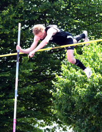 Tolle &Uuml;berraschung: Jonas Dorenkamp vom LAZ Soest wurde mit pers&ouml;nlicher Bestleistung von 4,00 Metern U20-Westfalenmeister im Stabhochsprung. Foto: Bottin|Gold &uuml;ber 100 Meter, Silber &uuml;ber 200 Meter: U18-Athletin Maja Bolinger vom LAZ Soest wurde bei den Westfalenmeisterschaften in Lage von einem starken Gegenwind gebremst. Foto: Bottin|Matthis Eckhoff (m. Jugend U18) vom LAZ Soest legte bei den Landesmeisterschaften in Lage die 100 Meter in 11,83 Sekunden und die 200 Meter in 23,94 Sekunden zur&uuml;ck. Foto: Bottin|Vier Medaillen, drei pers&ouml;nliche Bestleistungen: Auch ohne Titel &uuml;berzeugte Rafael Hesse (M14) vom LAZ Soest, u.a. mit ausgezeichneten 1,71 Meter im Hochsprung, bei den Westfalenmeisterschaften in Lage. Foto: Bottin|Die U16-Staffel des LAZ Soest, v.l.n.r. Marie Rustemeyer, Marlene Soer, Nia Ferige und Greta Karsten, mit Trainerin Annika Straub, holte als j&uuml;ngstes Team unter 21 Staffeln in 51,85 Sekunden einen ausgezeichneten siebten Platz bei den Westfalenmeisterschaften in Lage. Foto: Bottin|Strahlender Westfalenmeister: U20-Athlet Jonas Dorenkamp vom LAZ Soest pr&auml;sentiert nach seinem Sieg im Stabhochsprung stolz das "Westfalenpferdchen". Foto: Bottin|Favoritensieg: W15-Sportlerin Nia Ferige vom LAZ Soest holte sich mit einem deutlichen Vorsprung vor der Konkurrenz den Westfalentitel im Diskuswurf. Foto: Bottin|Favoritensieg: W15-Sportlerin Nia Ferige vom LAZ Soest holte sich mit einem deutlichen Vorsprung vor der Konkurrenz den Westfalentitel im Diskuswurf. Foto: Bottin|Vize-Westfalenmeisterin im Hochsprung mit pers&ouml;nlicher Bestlistung: Nia Ferige vom LAZ Soest musste sich mit 1,62 Metern nur Lyra Okpara vom SV Brackwede (1,65 Meter) geschlagen geben. Foto: Bottin|Die Sprunglatte fest im Blick: Mit der pers&ouml;nlichen Bestleistung von 1,62 Metern wurde W15-Athletin Nia Ferige vom LAZ Soest Vize-Westfalenmeisterin im Hochsprung. Foto: Bottin|Stabwechsel in der 4 x 200 - Meter - Mixed - Staffel zwischen Mia Vollmer und Moritz Langenscheidt. Das Quartett des LAZ Soest, zu dem noch Matthis Eckhoff und Maj Bolinger geh&ouml;ren, gewann wie im Vorjahr Westfalen-Bronze. Foto: Bottin|Zieleinlauf: Maja Bolinger vom LAZ Soest &uuml;berquert als Schlussl&auml;uferin der 4 x 200 - Meter - Mixed - Staffel als Dritte in 1:37,69 Minuten die Ziellinie. Rechts die Schlussl&auml;uferin des zweitplatzierten Quartetts der LG Kindelsberg Kreuztal. Foto: Bottin|Bronze-Quartett: in der 4 x 200- Meter - Mixed - Staffel landete das Team des LAZ Soest, v.l.n.r. Moritz Langenscheidt, Matthis Eckhoff, Maja Bolinger und Mia Vollmer, in 1:37,69 Minuten auf Platz drei. Foto: Bottin|Westfalenmeisterin: U20-Athletin Mia Vollmer vom LAZ Soest holte sich mit neuer pers&ouml;nlicher Bestleistung von 10,46 Meter souver&auml;n Gold im Kugelsto&szlig;en. Foto: Bottin|||