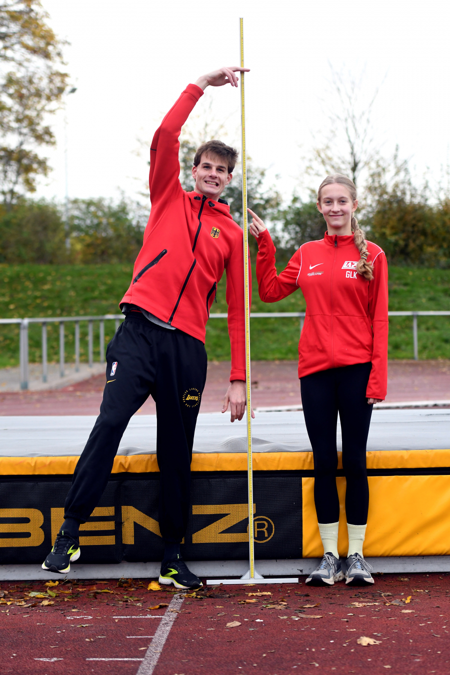 Die beiden zeigen es am Messstab: Falk Wendrich sprang 2,28 Meter bei den M&auml;nnern und Greta Karsten 1,64 Meter in der Altersklasse W13. Foto: Bottin.