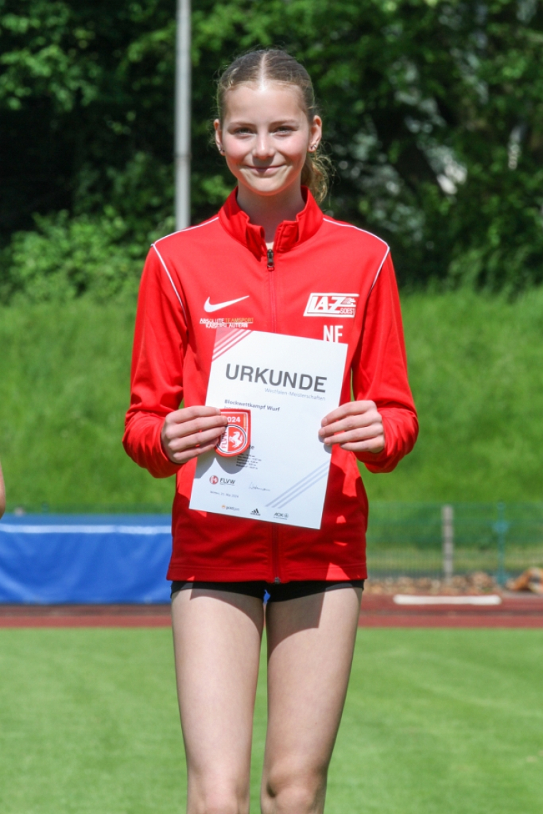 Nia Ferige kr&ouml;nte sich zur Westfalenmeisterin im Blockwettkampf Wurf. Foto: Reinhard|Nia Ferige (Mitte) kr&ouml;nte sich zur Westfalenmeisterin im Blockwettkampf Wurf. Foto: Reinhard|Nia Ferige (rechts) im Duell mit Nila Kunstmann. Foto: Reinhard|Nia Ferige mit Trainerin Annika Straub und Trainer Ralf Reinhard.|||