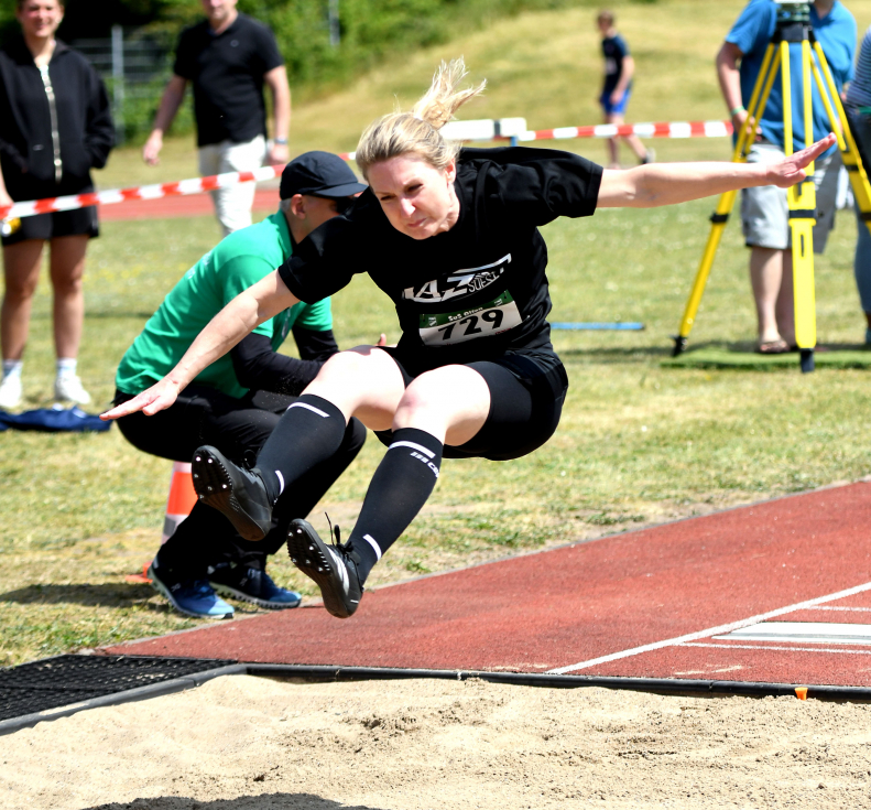 Pers&ouml;nliche Bestleistung und Qualifikation f&uuml;r die Deutschen Meisterschaften: W40-Athletin Dr. Janina Biegel vom LAZ Soest wurde mit 4,48 Metern Weitsprung-Westfalenmeisterin. Foto: Bottin|Zwei Westfalenmeisterinnen vom LAZ Soest: Ines Rustemeyer (rechts) und Dr. Janina Biegel holten sich bei den Titelk&auml;mpfen in Wassenberg Gold &uuml;ber 200 Meter und im Weitsprung. Foto: Bottin|Erstmals unter 30 Sekunden: Ines Rustemeyer vom LAZ Soest besiegte die Favoritin und wurde W50-Westfalenmeisterin &uuml;ber 200 Meter. Foto: Bottin|||