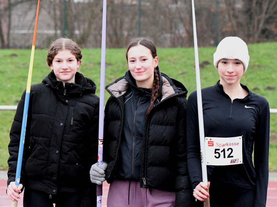 Die LAZ-Sportlerinnen Gesa Blesken, Michelle Muschalik und Mathilda Grienitz (v.l.n.r.) trotzten beim Winterwurf-Meeting ihres Vereins im Schulzentrum den widrigen Bedingungen                             beim Speerwurf mit Nieselregen und Temperaturen nur knapp &uuml;ber null Grad. Foto: Bottin