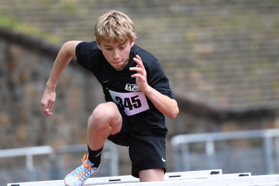 Gute Medaillenchancen hat M12-H&uuml;rdensprinter Michel Bottin vom LAZ Soest bei den U14-Westfalenmeisterschaften in Kamen. Foto: Bottin