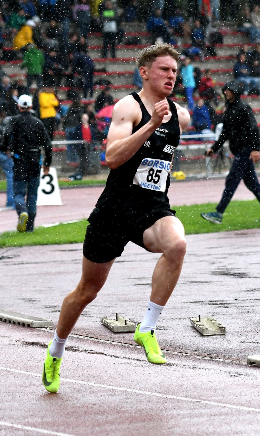 Starke Stadionrunde im str&ouml;menden Regen: U20-Athlet Moritz Langenscheidt lief mit 50,75 Sekunden pers&ouml;nliche Bestzeit &uuml;ber 400 Meter und ist &uuml;ber diese Strecke aktuell die Nummer drei in Westfalen. Foto: Bottin