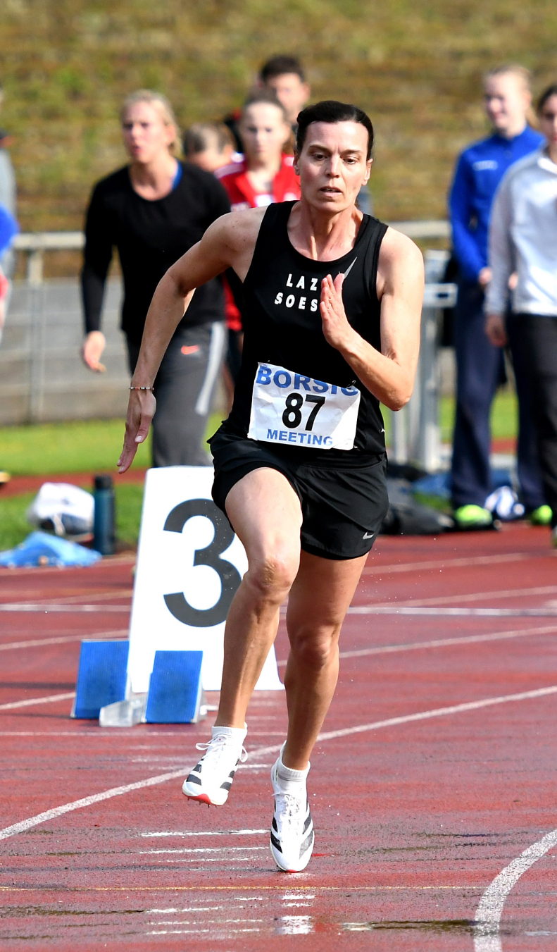 Mit DM-Norm an die Spitze Westfalens: W50-Athletin Ines Rustemeyer vom LAZ Soest verbesserte ihre Saisonbestmarke &uuml;ber 100 Meter auf starke 14,53 Sekunden. Foto: Bottin|Mit DM-Norm an die Spitze Westfalens: W50-Athletin Ines Rustemeyer vom LAZ Soest verbesserte ihre Saisonbestmarke &uuml;ber 100 Meter auf starke 14,53 Sekunden. Foto: Bottin|Perfekter erster Wechsel zwischen Tim Welschoff (rechts) und Matthis Eckhoff. Die U20-Jugendlichen des LAZ Soest verfehlten am Ende nur knapp die DM-Norm &uuml;ber 4 x 100 Meter. Foto: Bottin|DM-Norm &uuml;ber 4 x 100 Meter zwar verfehlt, aber beim Borsig-Meeting auf Platz eins: Die U20-Jugend des LAZ Soest (von links) Matthis Eckhoff, Moritz Langenscheidt, Tim Welschoff und Levi Klute, erzielte 44,38 Sekunden. Foto: Bottin|Pers&ouml;nliche Bestzeit: Levi Klute (m. J. U20) vom LAZ Soest legte die 100 Meter in 11,62 Sekunden zur&uuml;ck. Foto: Bottin|Starke Stadionrunde im str&ouml;menden Regen: U20-Athlet Moritz Langenscheidt lief mit 50,75 Sekunden pers&ouml;nliche Bestzeit &uuml;ber 400 Meter und ist &uuml;ber diese Strecke aktuell die Nummer drei in Westfalen. Foto: Bottin|Martin Brewe vom LAZ Soest erzielte in Gladbeck pers&ouml;nliche Bestzeiten &uuml;ber 100 Meter und 200 Meter. Foto: Bottin|||