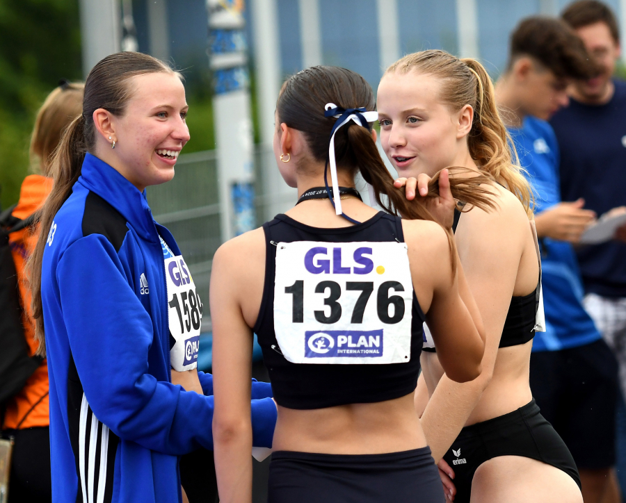 Unterhaltung nach der 100-Meter-Siegerehrung in Koblenz: Die Viertplatzierte Maja Bolinger (rechts) vom LAZ Soest mit Charlotte G&ouml;rz (Platz sechs, TV Werne)                             und der Bronzemedaillengewinnerin Malina Fromm (mit dem R&uuml;cken zur Kamera) vom Erfurter LAC. Foto: Bottin