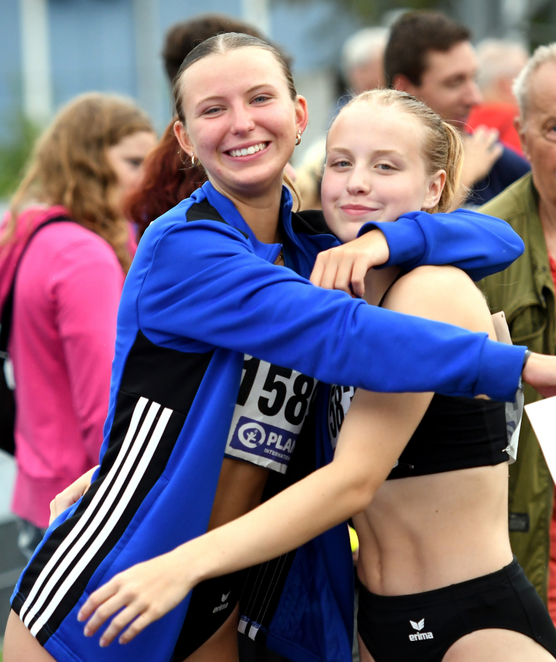 Konkurrentinnen, aber auch gut befreundet: Maja Bolinger (rechts) vom LAZ Soest und Charlotte G&ouml;rz (TV Werne) belegten als beste U16-Sprinterinnen Nordrhein-Westfalens bei den Deutschen Meisterschaften &uuml;ber 100 Meter die R&auml;nge vier und sechs. Foto: Bottin|Im Callroom: Anspannung vor dem DM-Finale &uuml;ber 100-Meter bei den acht Teilnehmerinnen mit Maja Bolinger (Dritte von rechts) vom LAZ Soest. Foto: Bottin|Maja Bolinger (links) vom LAZ Soest feierte mit Platz vier bei den Deutschen U16-Meisterschaften &uuml;ber 100 Meter ihren bisher gr&ouml;&szlig;ten sportlichen Erfolg. Das Foto zeigt                            die junge Oestinghausenerin bei der Siegerehrung im Koblenzer Stadion Oberwerth zusammen mit der F&uuml;nften Greta Linea Rentzow (Mitte, SV Medizin Schwerin)                            und  Charlotte G&ouml;rz (TV Werne), die Sechste wurde. Foto: Bottin|Unterhaltung nach der 100-Meter-Siegerehrung in Koblenz: Die Viertplatzierte Maja Bolinger (rechts) vom LAZ Soest mit Charlotte G&ouml;rz (Platz sechs, TV Werne)                             und der Bronzemedaillengewinnerin Malina Fromm (mit dem R&uuml;cken zur Kamera) vom Erfurter LAC. Foto: Bottin|LAZ-Trainerin und Hammerwerferin Annika Straub f&uuml;hrte in Koblenz Interviews mit Sprinterin Maja Bolinger f&uuml;r die Social Media-Auftritte des Vereins. Foto: Bottin|||