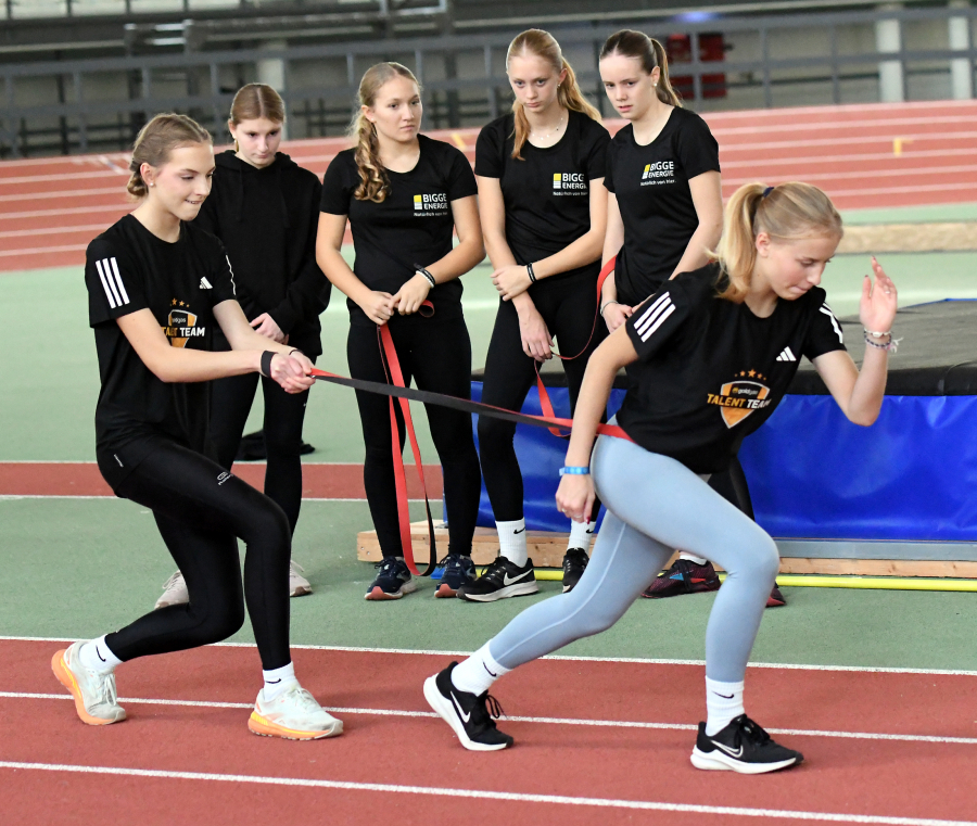 Aufmerksam verfolgt wird die Startkraft&uuml;bung zwischen Maja Bolinger (rechts) vom LAZ Soest und der Lennest&auml;dterin Maja Tr&ouml;ster von mehreren Kadersprinterinnen beim Lehrgang in der Dortmunder Helmut-K&ouml;rnig-Halle. Foto: Bottin