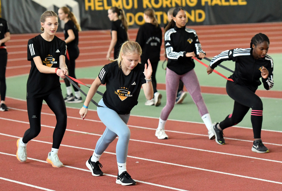 Startkraft-&Uuml;bung zwischen Maja Bolinger (Mitte) und Maja Tr&ouml;ster (Lennestadt, links) sowie Kimberly Ogbuanu (Paderborn, rechts) und Samary Davies (Wattenscheid) beim Sprintkader-Lehrgang in Dortmund. Foto: Bottin