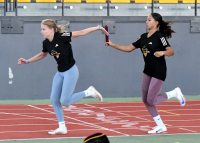 Perfekter Wechsel zwischen Maja Bolinger (links) vom LAZ Soest und der Wattenscheiderin Samary Davies im Rahmen des Westf&auml;lischen Sprintkader-Lehrgangs in der Dortmunder Helmut-K&ouml;rnig-Halle. Foto: Bottin|Aufmerksam verfolgt wird die Startkraft&uuml;bung zwischen Maja Bolinger (rechts) vom LAZ Soest und der Lennest&auml;dterin Maja Tr&ouml;ster von mehreren Kadersprinterinnen beim Lehrgang in der Dortmunder Helmut-K&ouml;rnig-Halle. Foto: Bottin|Startkraft-&Uuml;bung zwischen Maja Bolinger (Mitte) und Maja Tr&ouml;ster (Lennestadt, links) sowie Kimberly Ogbuanu (Paderborn, rechts) und Samary Davies (Wattenscheid) beim Sprintkader-Lehrgang in Dortmund. Foto: Bottin|Staffelwechsel zwischen Maja Bolinger (links) und Samary Davies (Wattenscheid) im Rahmen des Lehrgangs des westf&auml;lischen Sprintkaders in Dortmund. Foto: Bottin|Maja Bolinger w&auml;hrend des Sprintkader-Lehrgangs in der Dortmunder Helmut-K&ouml;rnig-Halle. Foto: Bottin|Maja Bolinger (links) beim Sprintkader-Lehrgang in Dortmund mit den Tr&ouml;ster-Schwestern Maja (Mitte) und Helena von der TSG Lennestadt. Foto: Bottin|||