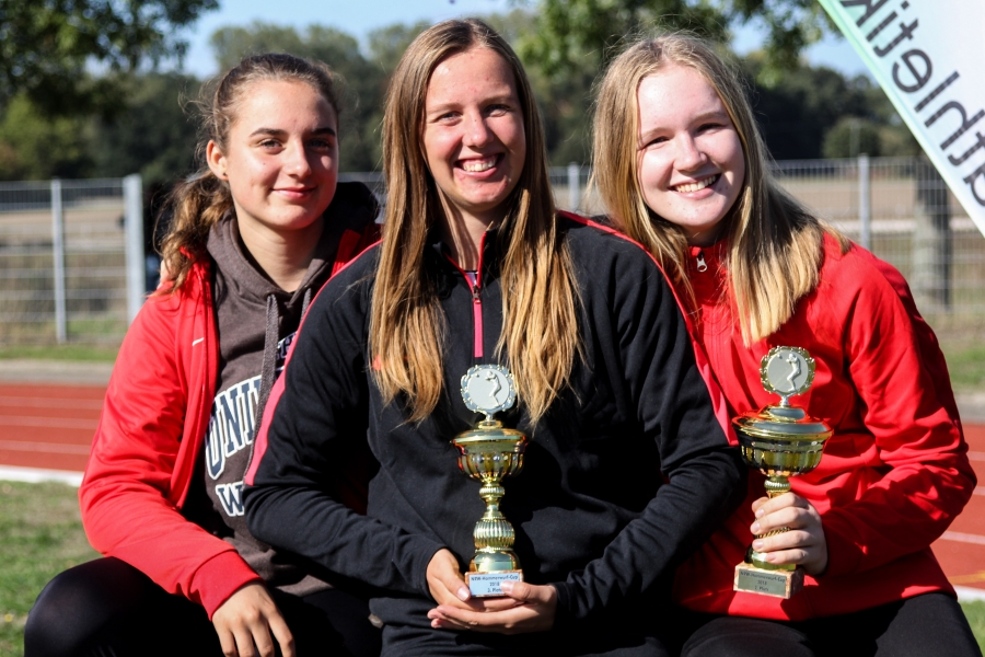 Die drei Hammerwerferinnen des LAZ Soest v.l. Jana Klee, Annika Straub und Antonia B&ouml;ttiger