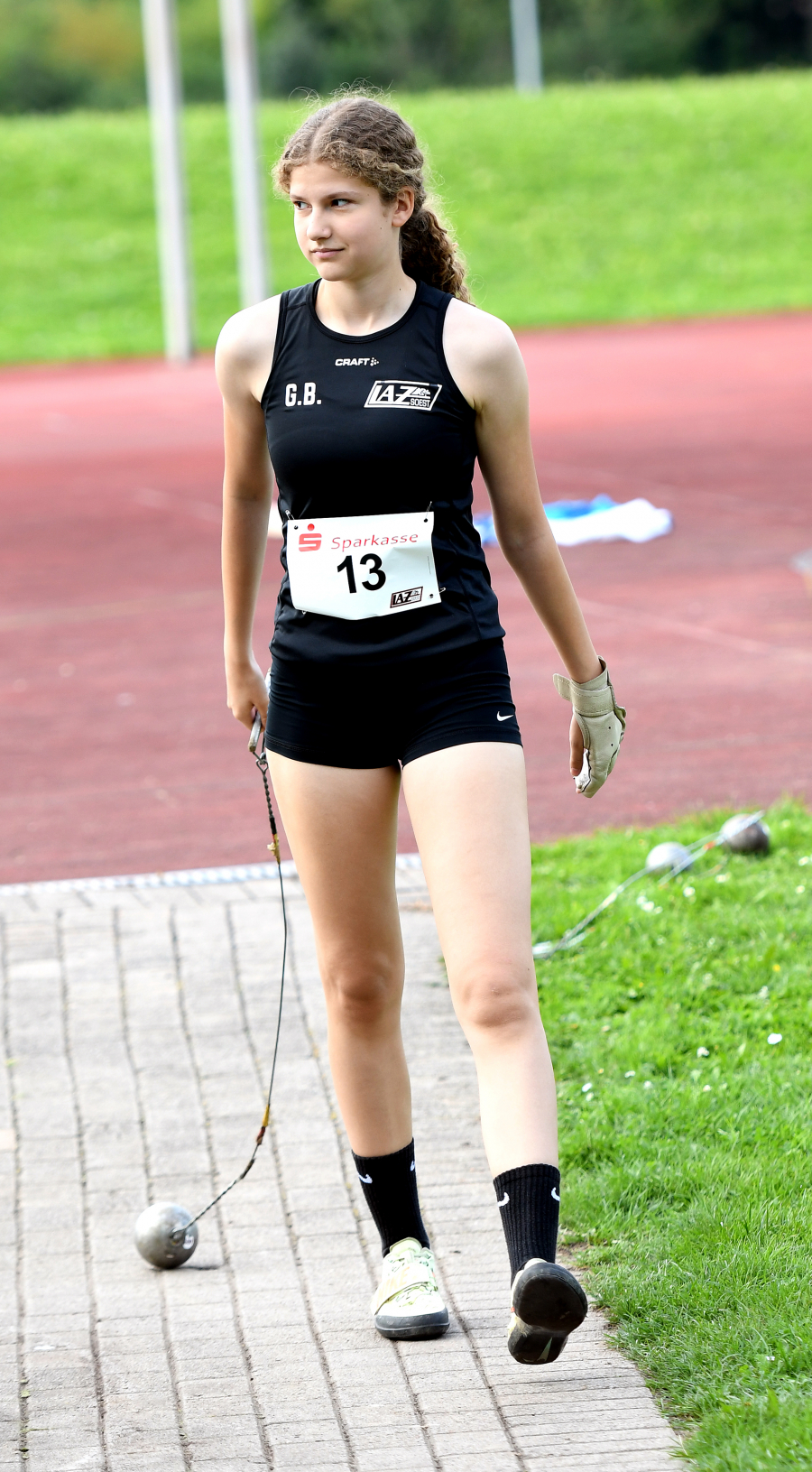 W15-Athletin Gesa Blesken machte den dreifachen Triumph f&uuml;r das LAZ Soest bei den NRW-Meisterschaften im Hammerwurf perfekt und holte wie ihre Mannschaftskameradinnen Nia Ferige und Marlene Soer den Titel. - Foto: Bottin