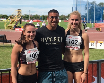 Laura Vo&szlig; (rechts) mit Teamkollegin Lucy Turner und Trainer Sam Stanislaus.