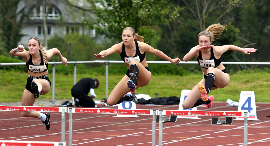 Das U18-H&uuml;rdentrio des LAZ Soest, v.l.n.r. Maya Klute, Mia Vollmer und Sophie Martin, am ersten Hindernis der 100-Meter-Strecke. Sophie Martin erzielte bei ihrem Deb&uuml;t &uuml;ber diese H&uuml;rdendistanz auf Anhieb gute 14,96 Sekunden. Foto: Bottin