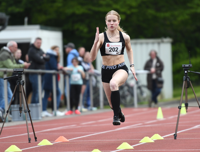 W15-Athletin Maja Bolinger vom LAZ Soest sorgte beim Sprintabend ihres Vereins f&uuml;r das Topergebnis: Die 14-J&auml;hrige knackte bei ihrem ersten Einzelstart &uuml;ber 200 Meter in 25,70 Sekunden auf Anhieb die DM-Norm bei der weiblichen Jugend U18. Im 30-Meter-fliegend-Sprint erzielte die Oestinghausenerin 3,40 Sekunden. Foto: Bottin|Das U18-H&uuml;rdentrio des LAZ Soest, v.l.n.r. Maya Klute, Mia Vollmer und Sophie Martin, am ersten Hindernis der 100-Meter-Strecke. Sophie Martin erzielte bei ihrem Deb&uuml;t &uuml;ber diese H&uuml;rdendistanz auf Anhieb gute 14,96 Sekunden. Foto: Bottin|Der absolut schnellste Sportler des Sprintabends im Schulzentrum: U18-Athlet David Stracke vom LAZ Soest erzielte mit 2,96 Sekunden im fliegenden Sprint &uuml;ber 30 Meter als Einziger eine Zeit unter drei Sekunden. Foto: Bottin|Immer schneller: U18-Sportler Matthis Eckhoff vom LAZ Soest steigerte sich &uuml;ber 200 Meter auf ausgezeichnete 24,27 Sekunden. Foto: Bottin|Schnelle Handballerin: Ine Rustemeyer, sonst eher bei den STV-Frauen in der Halle aktiv, bewies ihre Sprintqualit&auml;ten im Freien. &Uuml;ber 200 Meter verfehlte die W45-Athletin in 31,21 Sekunden nur um eine Hundertstel die Norm f&uuml;r die Deutschen Meisterschaften. Foto: Harald Bottin|||