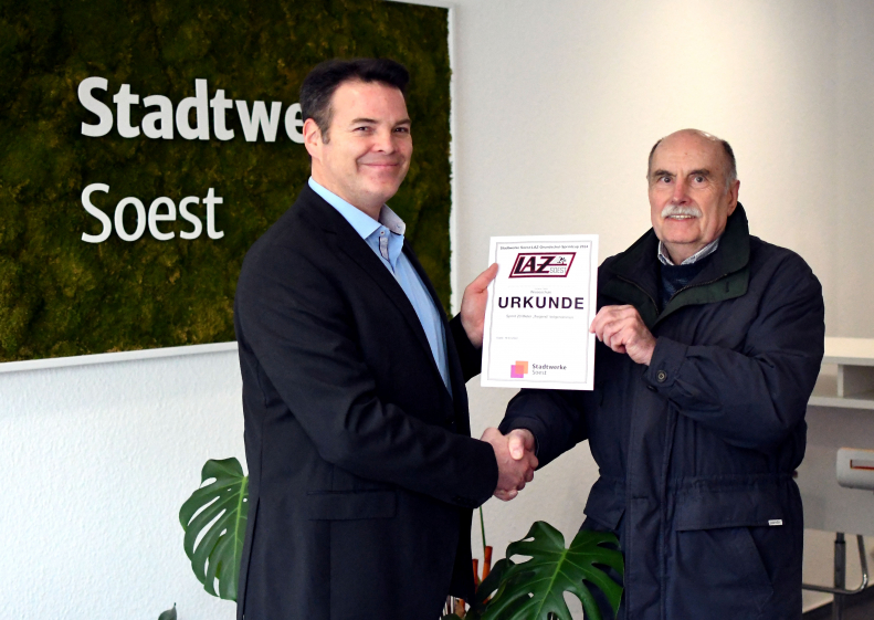 Partnerschaft besiegelt: Stadtwerke-Sprecher Harald Feine (links) und LAZ-Kassenwart Christoph Heldt unterzeichneten in der Stadtwerke-Zentrale die Vertragsunterlagen f&uuml;r den Stadtwerke Soest-LAZ-Grundschul-Sprintcup f&uuml;r die kommenden zwei Jahre. Foto: Bottin|||