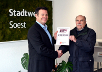 Partnerschaft besiegelt: Stadtwerke-Sprecher Harald Feine (links) und LAZ-Kassenwart Christoph Heldt unterzeichneten in der Stadtwerke-Zentrale die Vertragsunterlagen f&uuml;r den Stadtwerke Soest-LAZ-Grundschul-Sprintcup f&uuml;r die kommenden zwei Jahre. Foto: Bottin|||