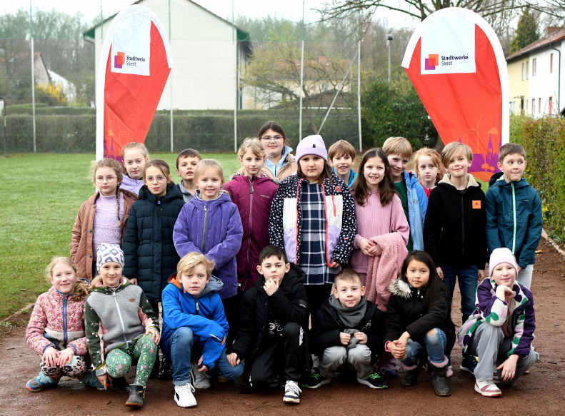 Die Sch&uuml;lerinnen und Sch&uuml;ler der 3b der Wieseschule machten den Auftakt zum Stadtwerke Soest-LAZ-Grundschul-Sprintcup 2024 und legten im fliegenden Sprint die 20-Meter-Strecke auf der schuleigenen Sportanlage zur&uuml;ck. Foto: Bottin|Der Stadtwerke Soest-LAZ-Grundschul-Sprintcup an der Wieseschule. Foto: Bottin|Der Stadtwerke Soest-LAZ-Grundschul-Sprintcup an der Patroklischule. Foto: Bottin|Der Stadtwerke Soest-LAZ-Grundschul-Sprintcup an der Patroklischule. Foto: Bottin|Der Stadtwerke Soest-LAZ-Grundschul-Sprintcup an der Patroklischule. Foto: Bottin|||