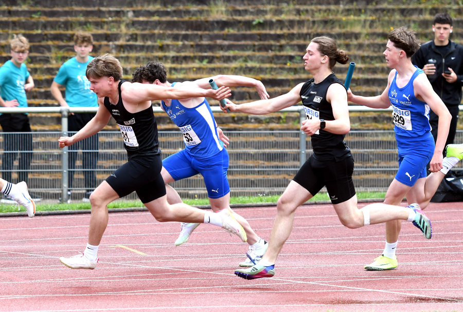 Die U20-Staffel des LAZ Soest, hier Tim Welschoff (rechts) und Matthis Eckhoff beim ersten Wechsel w&auml;hrend des Gladbecker Borsig-Meetings, will sich bei den Landesmeisterschaften in Lage &uuml;ber 4 x 100-Meter f&uuml;r die Deutschen Meisterschaften qualifizieren. Foto: Bottin