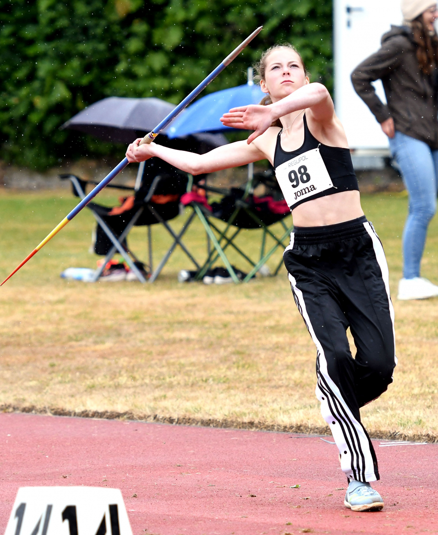 Mehrkampftalent Nia Ferige ist bei den Westfalenmeisterschaften in Lage mit f&uuml;nf Disziplinstarts, u.a.a. im Speerwurf, die meistbesch&auml;ftigste Sportlerin des LAZ Soest. Im Diskuswurf ist die W15-Athletin des LAZ Soest Topfavoritin auf den Titel. Foto: Bottin