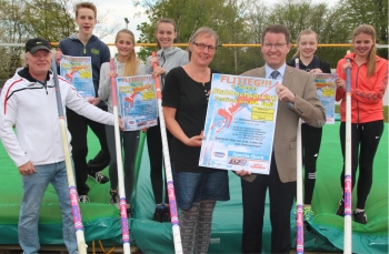 Heidrun Gruber und R&uuml;diger Winrich (Sparda Bank) freuen sich auf den 4. Juni.