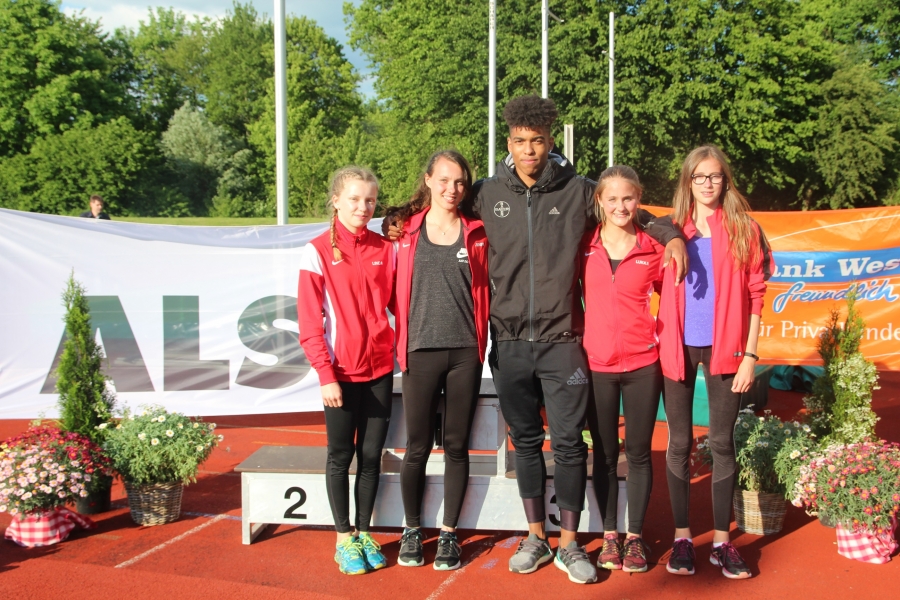Linda, Jenni, Bo, Lukka, Lara - LAZ-Springerinnen mit "&Uuml;berflieger" Bo