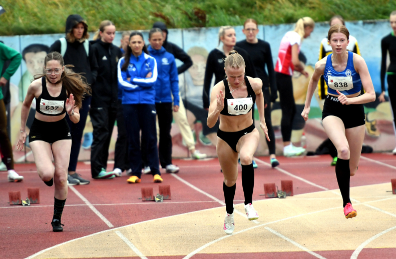Bei widrigen &auml;u&szlig;eren Bedingungen war U16-Sprinterin Maja Bolinger (Mitte) vom LAZ Soest - hier mit Clara Dietrich (rechts, TV Werne) und Lina Marleen Thimm (links, TSV Hagen) &uuml;ber 100 Meter in 12,62 Sekunden die schnellste Athletin beim Abendsportfest in Hemer. Foto: Bottin|Bei widrigen &auml;u&szlig;eren Bedingungen war U16-Sprinterin Maja Bolinger vom LAZ Soest &uuml;ber 100 Meter in 12,62 Sekunden die schnellste Athletin beim Abendsportfest in Hemer. Foto: Bottin|Bei widrigen &auml;u&szlig;eren Bedingungen war U16-Sprinterin Maja Bolinger vom LAZ Soest &uuml;ber 100 Meter in 12,62 Sekunden die schnellste Athletin beim Abendsportfest in Hemer. Foto: Bottin|||
