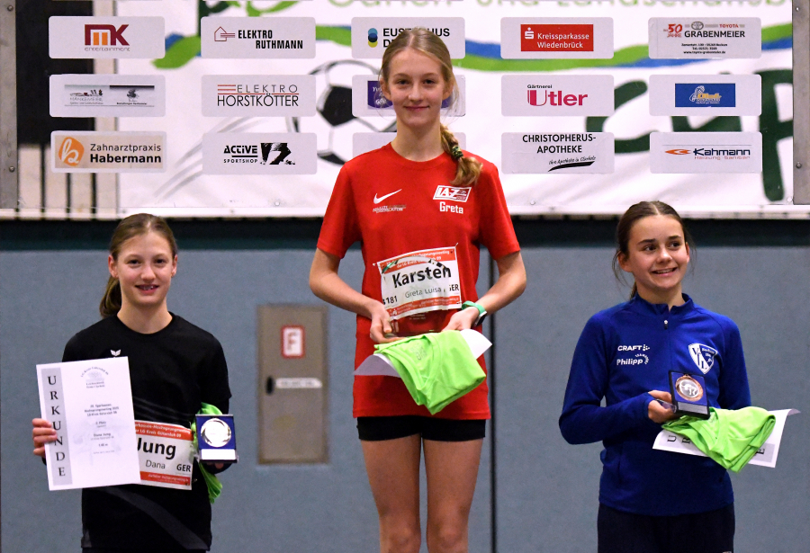 W13-Siegerehrung in Clarholz: Greta Karsten (LAZ Soest, Mitte) siegt mit 1,54 Metern vor Dana Jung (LG Kreis G&uuml;tersloh, links, 1,45 Meter) und Pauline Kapaan (VfL Bochum, 1,40 Meter). Foto: Bottin