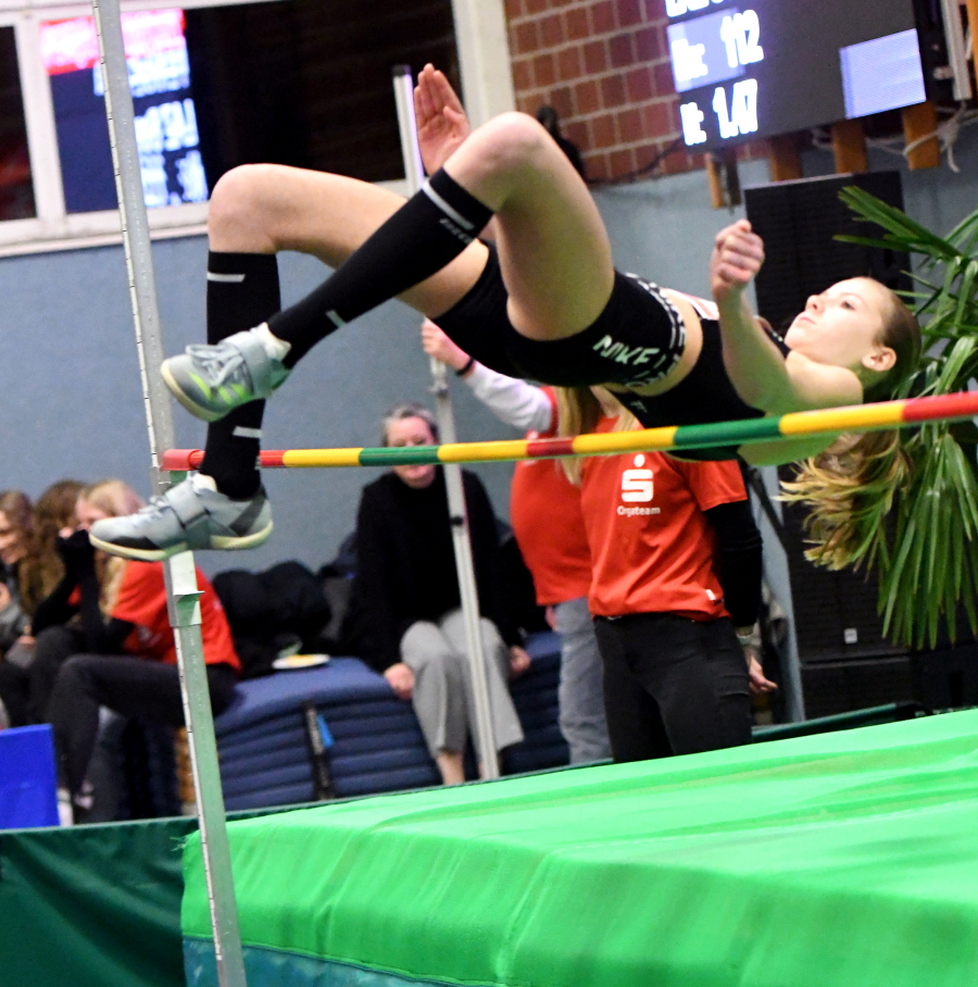 Pers&ouml;nliche Bestleistung: W15-Athletin Nia Ferige siegte in Clarholz mit ausgezeichneten 1,57 Metern. Foto: Bottin
