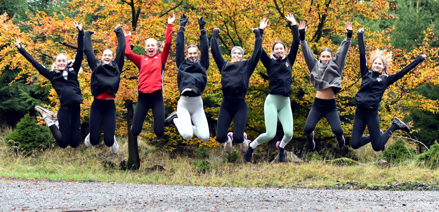 Die Sportlerinnen des LAZ Soest haben reichlich Trainingsspa&szlig; im Arnsberger Wald (von links): Maya Klute, Jette L&uuml;ttig, Sophie Martin, Delia Ponomarenko, Lina Vollmer, Michelle Muschalik, Mathilda Grienitz und Gesa Blesken. Foto: Bottin
