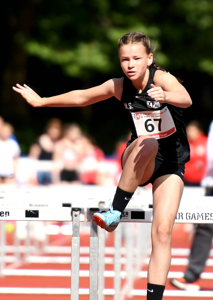 Marlene Soesr (W12) vom LAZ Soest l&auml;uft die 60-Meter-H&uuml;rden in 13,32 Sekunden. - Foto: Bottin
