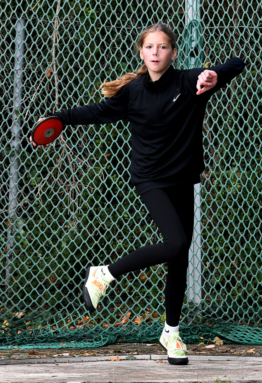 Westfalenmeisterin: Nia Ferige vom LAZ Soest dominierte den Diskuswurf in der Altersklasse W13 nach Belieben und stellte mit 30,43 Meter eine neue pers&ouml;nliche Bestleistung auf. - Foto: Bottin