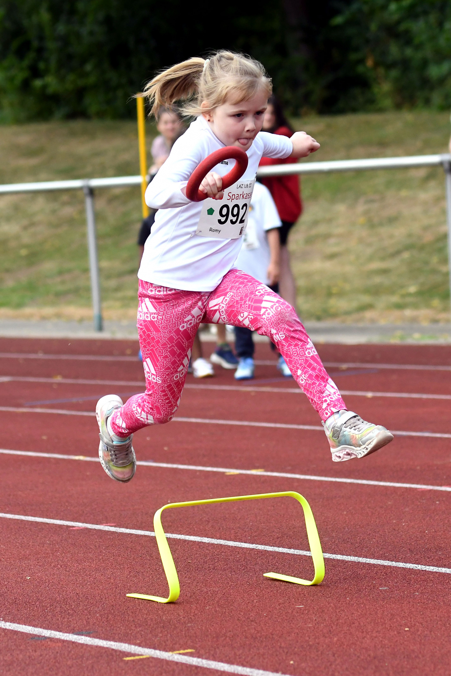 Platz zwei: Das U12-Team des LAZ Soest mit den Trainern Jana Klee und Levi Klute. Foto: Bottin