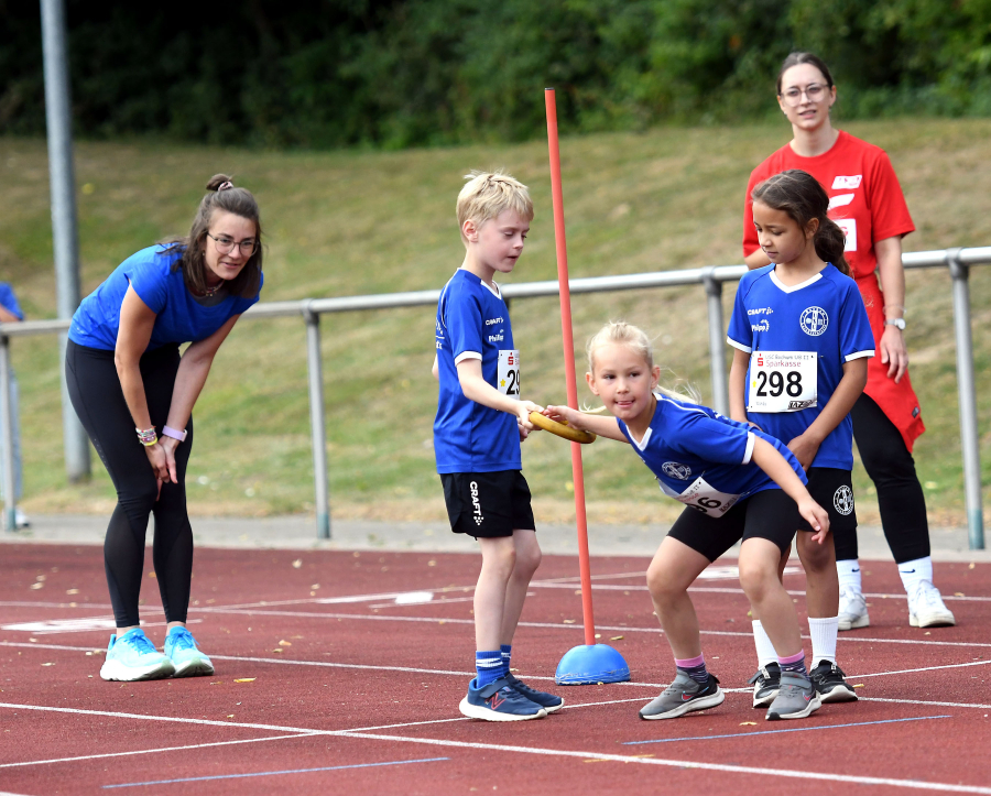 U8-Kinder des USC Bochum beim Wechselvorgang in der Hindernisstaffel. Foto: Bottin