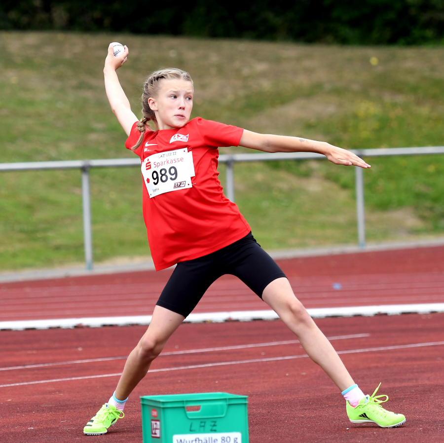 Au&szlig;ergew&ouml;hnlich: Eine perfekte Wurfauslage beim Schlagballwurf demonstriert hier Sophie Bornemann aus dem U12-Team des LAZ Soest. Foto: Bottin