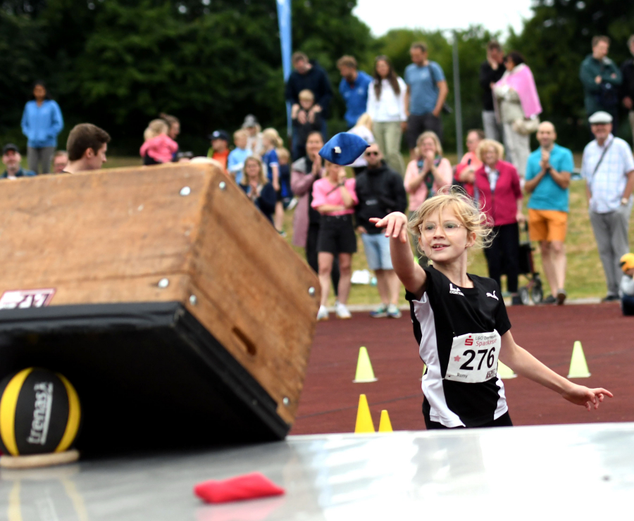 Trainerin Maleen Klee mit drei U10-M&auml;dchen des LAZ Soest beim Aufw&auml;rmen vor der Biathlonstaffel. Foto: Bottin