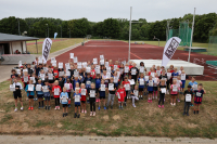 Freudestrahlende Teilnehmende nach einem erfolgreichen Wettkampftag|Romy aus dem U8-Team des LAZ Soest in Aktion bei der Hindernisstaffel. Foto: Bottin|U8-Kinder des USC Bochum beim Wechselvorgang in der Hindernisstaffel. Foto: Bottin|So gehts: Eine Dortmunder Trainerin zeigt ihren Sch&uuml;tzlingen die richtige Haltung beim Absprung. Foto: Bottin|Au&szlig;ergew&ouml;hnlich: Eine perfekte Wurfauslage beim Schlagballwurf demonstriert hier Sophie Bornemann aus dem U12-Team des LAZ Soest. Foto: Bottin|Trainerin Maleen Klee mit drei U10-M&auml;dchen des LAZ Soest beim Aufw&auml;rmen vor der Biathlonstaffel. Foto: Bottin|In der Strafrunde bei der Biathlonstaffel. Foto: Bottin|Beim Zielwerfen in den umgedrehten Sprungkasten hie&szlig; es: Treffen oder in die Strafrunde. Foto: Bottin|Beim Zielwerfen in den umgedrehten Sprungkasten hie&szlig; es: Treffen oder in die Strafrunde. Foto: Bottin|Zahlreiche Eltern waren zur Unterst&uuml;tzung ihrer Kinder im Soester Schulzentrum vor Ort. Foto: Bottin|Kurvenlage: Lucia Heitmann vom LAZ Soest in der Strafrunde bei der Biathlonstaffel. Foto: Bottin|Trainerin Maya Klute mit Kindern des U8-Teams des LAZ Soest vor der Biathlonstaffel. Foto: Bottin|Warten auf die Siegerehrung. Foto: Bottin|Das Team der Bielefelder Turngemeinde siegte bei den U10-Kindern. Foto: Bottin|Das Team der Bielefelder Turngemeinde siegte bei den U10-Kindern. Foto: Bottin|Platz zwei: Das U12-Team des LAZ Soest mit den Trainern Jana Klee und Levi Klute. Foto: Bottin|Platz vier f&uuml;r die J&uuml;ngsten: Die U8-Kinder von LAZ-Trainerin Christiane Noll. Foto: Bottin|||