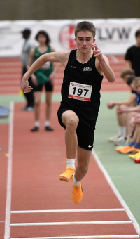 Westfalen-Gold im Dreisprung f&uuml;r Rafael Hesse: Mit ausgezeichneten 11,65 Metern schaffte der Athlet des LAZ Soest den Sprung auf Platz drei der aktuellen deutschen M15-Bestenliste. Foto: Bottin|Bronzemedaille: U18-Athletin Nia Ferige vom LAZ Soest erzielt im Dreisprung mit 10,81 Metern einen neuen "Hausrekord". Foto: Bottin|Mit 9,81 Metern wurde Mia Vollmer vom LAZ Soest bei den Westfalenmeisterschaften in Dortmund Vierte im Kugelsto&szlig;en der U20. Foto: Bottin|In diesem Moment, 20 Meter nach dem Start, war f&uuml;r U20-Athlet Moritz Langenscheidt noch alles im 200-Meter-Sprint in Ordnung. Sp&auml;ter musste er verletzt aussteigen. Foto: Bottin|Matthis Eckhoff (m. J. U20) vom LAZ Soest legte die 200 Meter in 23,68 Sekunden zur&uuml;ck. &Uuml;ber 60 Meter erzielte er mit 7,39 Sekunden pers&ouml;nliche Bestzeit. Foto: Bottin|Gleich zwei Mal pers&ouml;nliche Bestzeit: Nia Ferige vom LAZ Soest sprintete die 60 Meter bei der weibl. Jugend U18 in 8,18 Sekunden (Vorlauf) und 8,14 Sekunden (Finale). Foto: Bottin|Erneute Bestzeit: Greta Karsten (W14) vom LAZ Soest erreichte 8,49 Sekunden &uuml;ber 60 Meter. Foto: Bottin|U20-Athletin Mia Vollmer vom LAZ Soest erreichte 27,81 Sekunden &uuml;ber 200 Meter. Foto: Bottin|||