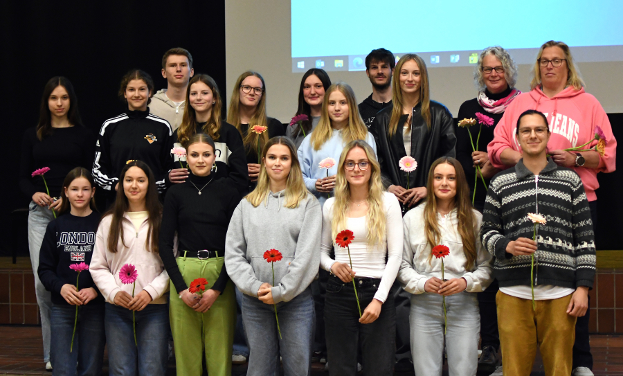 F&uuml;r ihre Erfolge im vergangenen Jahr ehrte das LAZ bei der Mitgliederversammlung mehr als 20 Sportlerinnen und Sportler. Foto: Bottin