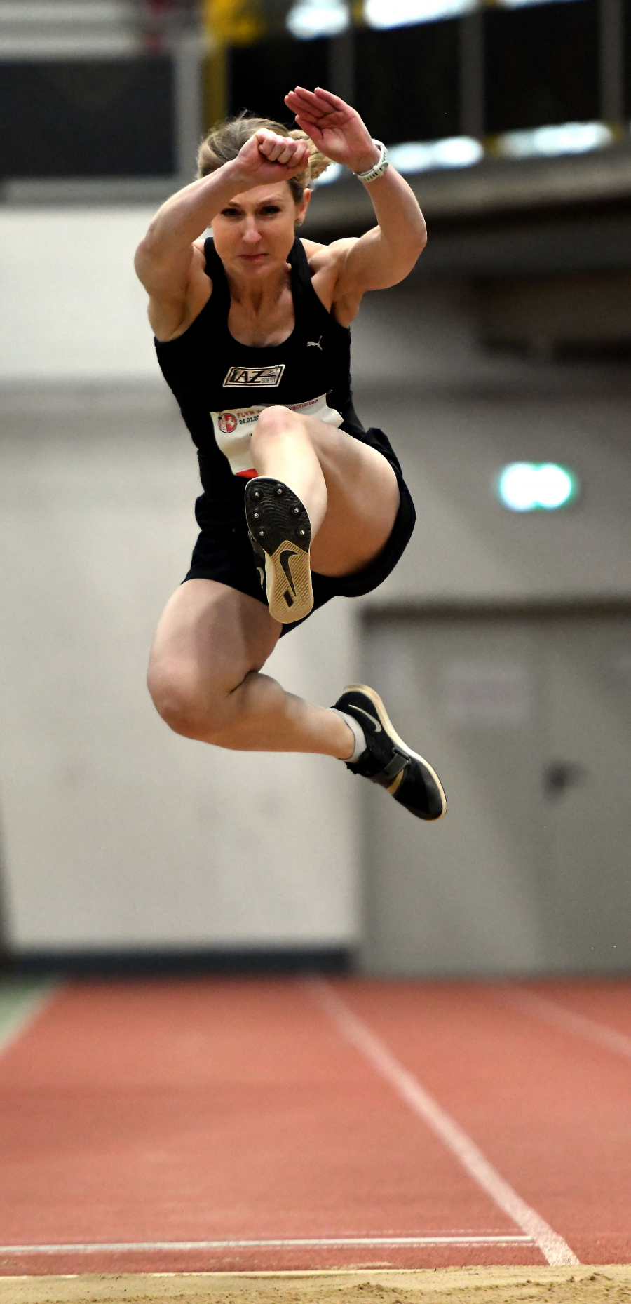 Westfalen-Silber (4,13 Meter) im Weitsprung und DM-Norm &uuml;ber 60 Meter in pers&ouml;nlicher Bestzeit (8,91 Sekunden): Dr. Janina Biegel (W40) vom LAZ Soest. Foto: Bottin