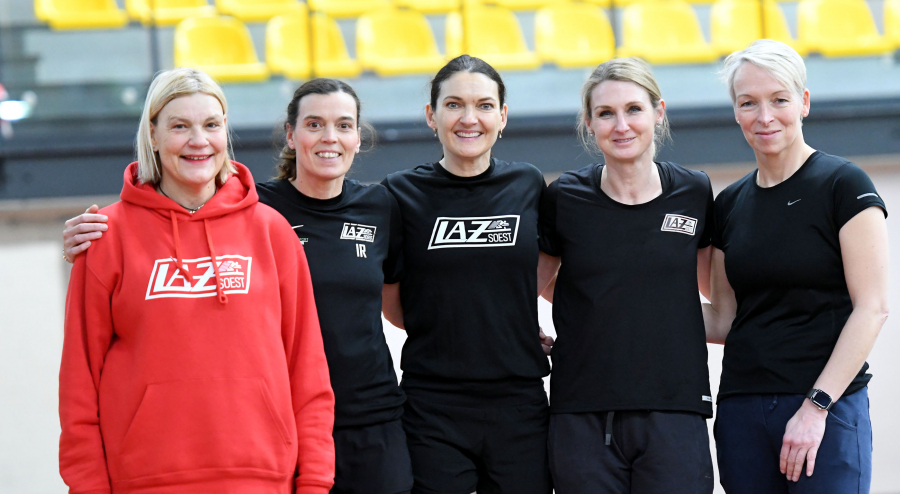 Titel, Medaillen und DM-Normen: Linda Kipp, Ines Rustemeyer, Dr. Walburga Menzebach, Dr. Janina Biegel und Sabrina Raser (v.l.n.r.) vom LAZ Soest gl&auml;nzten bei den Westf&auml;lischen Hallenmeisterschaften der Masters in der Dortmunder Helmut-K&ouml;rnig-Halle. Foto: Bottin