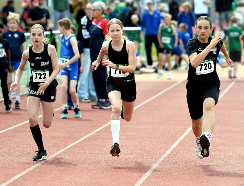 Marie Rustemeyer, Noelle Biegel und Rosalie Tigges (v.l.n.r.) vom LAZ Soest absolvierten beim Herbst-Meeting in Hagen erfolgreich einen letzten Test zwei Wochen vor den U14-Westfalenmeisterschaften in Recklinghausen. Biegel erzielte &uuml;ber 800 Meter mit starken 2:39,82 Minuten pers&ouml;nliche Bestzeit. Foto: Bottin|Platz zwei: W11-Sportlerin Sophie Bornemann vom LAZ Soest schleuderte den Schlagball in Hagen 29,50 Meter weit. Foto: Bottin|||