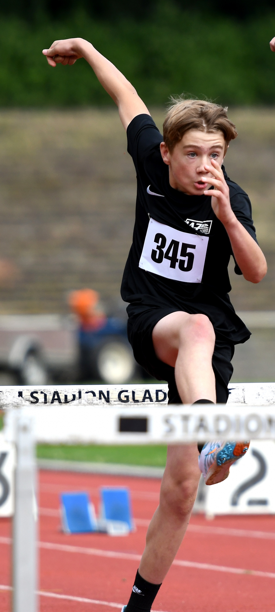 Deb&uuml;tlauf an die Spitze Westfalens: Michel Bottin vom LAZ Soest setzte sich mit seinem ersten 60-Meter-H&uuml;rdenlauf in ausgezeichneten 10,84 Sekunden                             auf Anhieb auf Platz eins der Westf&auml;lischen Bestenliste der Altersklasse M12. Foto: Bottin