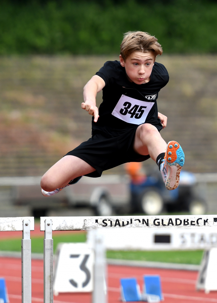 Deb&uuml;tlauf an die Spitze Westfalens: Michel Bottin vom LAZ Soest setzte sich mit seinem ersten 60-Meter-H&uuml;rdenlauf in ausgezeichneten 10,84 Sekunden                             auf Anhieb auf Platz eins der Westf&auml;lischen Bestenliste der Altersklasse M12. Foto: Bottin