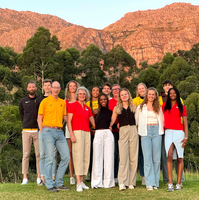 Vor malerischer Bergkulisse in Stellenbosch: Hochspringer Falk Wendrich vom LAZ Soest (hintere Reihe 5. von links) zusammen mit einer Gruppe deutscher Leichtathleten im Trainingslager in S&uuml;dafrika.|||