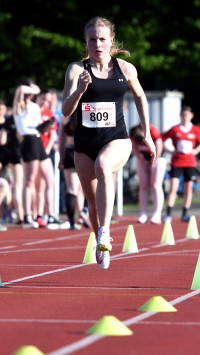Noch nie so schnell beim Saisoneinstieg: U18-Athletin Maja Bolinger vom LAZ Soest sprintete die 100 Meter in Waltrop in 12,50 Sekunden. Foto: Bottin|Mia Vollmer (w. Jugend U20) vom LAZ Soest startete in L&uuml;denscheid &uuml;ber 100 Meter und 200 Meter. Foto: Bottin|||