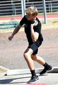Gelungenes Deb&uuml;t: M13-Sportler Michel Bottin vom LAZ Soest siegte bei den Offenen Bielefelder Kreismeisterschaften mit 9,24 Metern im Kugelsto&szlig;en. Foto: Bottin|33,60 Meter im Speerwurf und Platz zwei in Bielefeld: U14-Sportler Michel Bottin vom LAZ Soest. Foto: Bottin|||