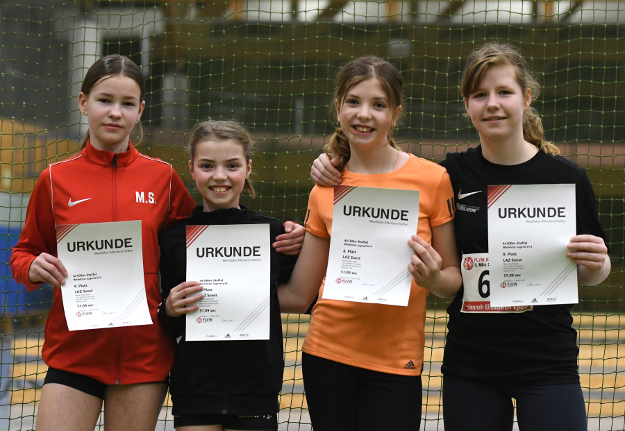 Freude &uuml;ber Platz acht: Bei den Westfalenmeisterschaften in Paderborn &uuml;berzeugte das U14-Quartett des LAZ Soest mit (von links) Marlene Soest, Marie Rustemeyer, Leni Schneider und Hannah Eppe, &uuml;ber 4 x 100 Meter insbesondere mit ausgezeichneten Wechselvorg&auml;ngen. Foto:Bottin