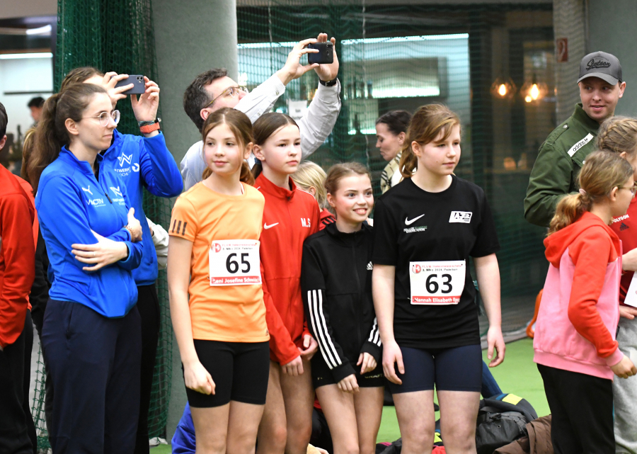 Die LAZ-Staffelm&auml;dchen der U14  w&auml;hrend der 4 x 100-Meter-Siegerehrung im Paderborner Ahorn-Sportpark. Foto: Bottin