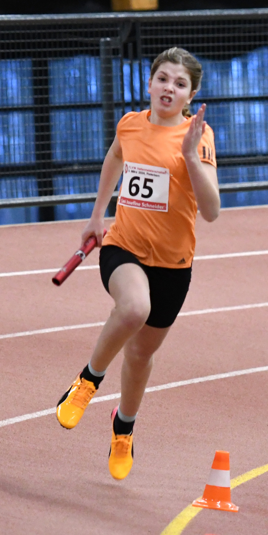 Leni Schneider an Position zwei &uuml;ber 4 x 100 Meter  w&auml;hrend ihres Staffeleinsatzes im Paderborner Ahorn-Sportpark. Foto: Bottin